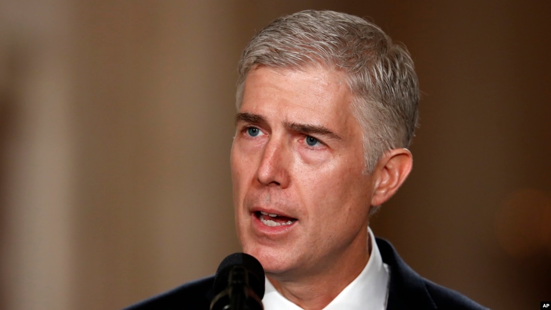 Hakim Neil Gorsuch memberikan sambutan di Ruang Timur Gedung Putih di Washington, setelah Presiden Donald Trump mengumumkan Gorsuch sebagai calon yang dipilihnya untuk menjabat sebagai Mahkamah Agung, 31 Januari 2017.