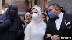 Des masques de protection lors d'une cérémonie de mariage à Qalyub, au nord du Caire, en Égypte, le 16 avril 2020. (REUTERS/Rania Gomaa)