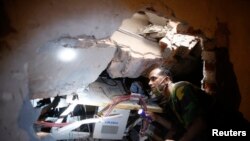 Trabajadores del edificio buscan entre los escombros a compañeros que pueden estar con vida debajo de toneladas de concreto. 