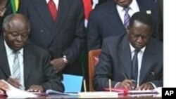 Signature de l'accord de paix de 2008 entre Mwai Kibaki et Raila Odinga.