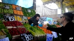 Foto de archivo. Un puesto de frutas y verduras en un mercado en Buenos Aires, Argentina, el viernes 1 de septiembre de 2023. Los argentinos tienen una de las tasas de inflación más altas del mundo. (Foto AP/Natacha Pisarenko)