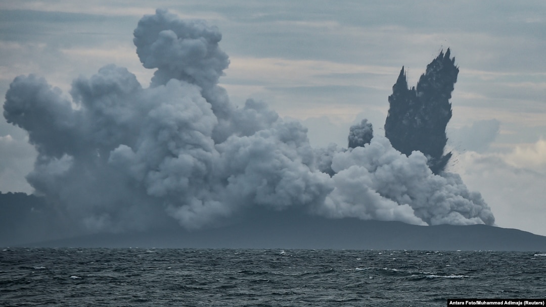 Gunung Anak Krakatau memuntahkan abu panas saat erupsi, terlihat dari Kapal Patroli Angkatan Laut Indonesia, KRI Torani 860, di Selat Sunda di Banten, 28 Desember 2018.