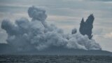 Gunung Berapi Anak Krakatau mengepulkan abu panas dalam letusan seperti terlihat dari Kapal Patroli TNI AL, KRI Torani 860, di Selat Sunda, Banten, Indonesia, 28 Desember 2018 (foto: Antara Foto/Muhammad Adimaja via Reuters)