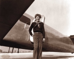 어밀리아 에어하트가 1937년 5월 사상 최초의 첫 여성 세계일주 비행을 앞두고 '록히드 10 일렉트라' 항공기 앞에서 기념촬영을 했다.