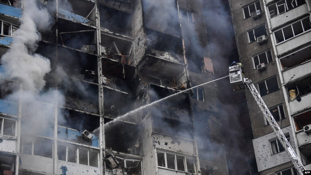 FILE - Tim penyelamat Ukraina memadamkan api di sebuah bangunan tempat tinggal setelah serangan rudal di Kyiv pada 7 Februari 2024, di tengah invasi Rusia ke Ukraina. (Sergei SUPINSKY / AFP)