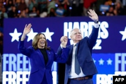 Mgombea urais Kamala Harris akiwa na mgombea mwenza wake Tim Walz wakati wa kampeni huko Milwaukee, Wisconsin, Agosti 20, 2024. (Pho