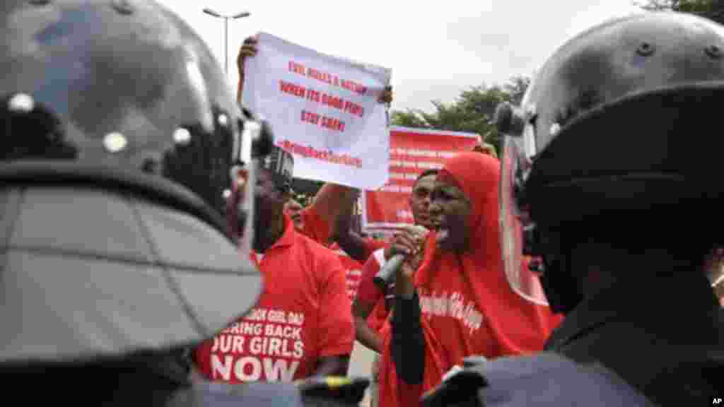 'Yan sanda da Masu Zanga-Zangar neman Gwamnati ta kubuto da 'yan matan Chibok da aka sace, 14 ga Oktoba 2014.