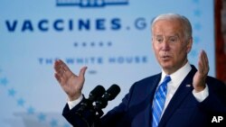 Upaya Presiden AS Joe Biden dalam melawan COVID-19 dipuji, namun banyak pihak juga mengkritisi distribusi vaksin di dunia yang tidak adil. 