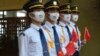 Sejumlah siswa membawa bendera nasional China selama upacara pengibaran bendera untuk menandai peringatan 24 tahun penyerahan Hong Kong ke China di sebuah sekolah di Hong Kong, Kamis, 1 Juli 2021. (Foto: AP/Vincent Yu)