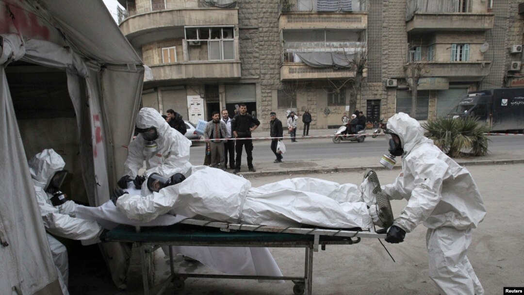 Kelompok medis dari Tentara Pembebasan Suriah melatih orang-orang mengatasi serangan senjata kimia di Aleppo, Desember 2013.