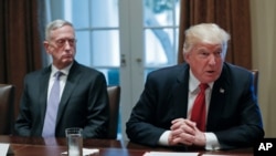 도널드 트럼프 미국 대통령이 지난 2017년 10월 백악관에서 군 고위 지휘관 회의를 주재했다. 왼쪽은 짐 매티스 국방장관.