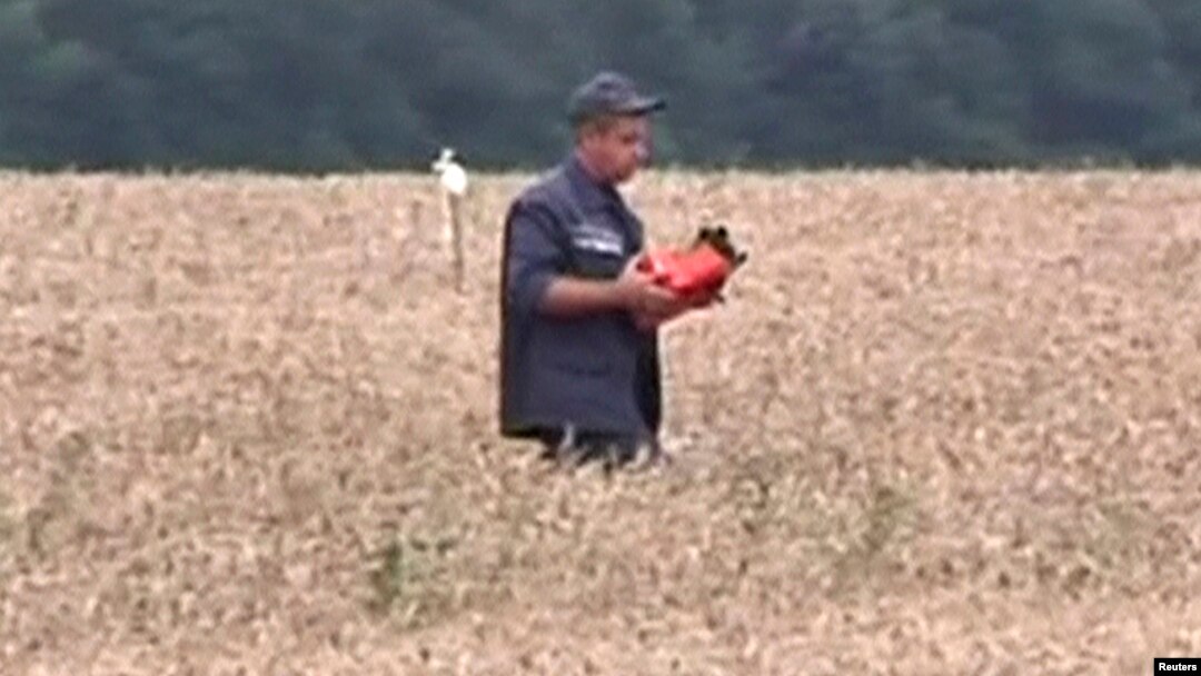 En la imagen se observa un individuo con lo que se estima sería una caja negra del avión malasio que cayó en Ucrania.