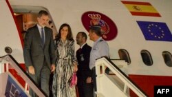 Spanish King Felipe VI (L) and Queen Letizia arrive at Havana's Jose Marti International Airport, Nov. 11, 2019. The Spanish royals are visiting Cuba for Havana's 500th anniversary. 
