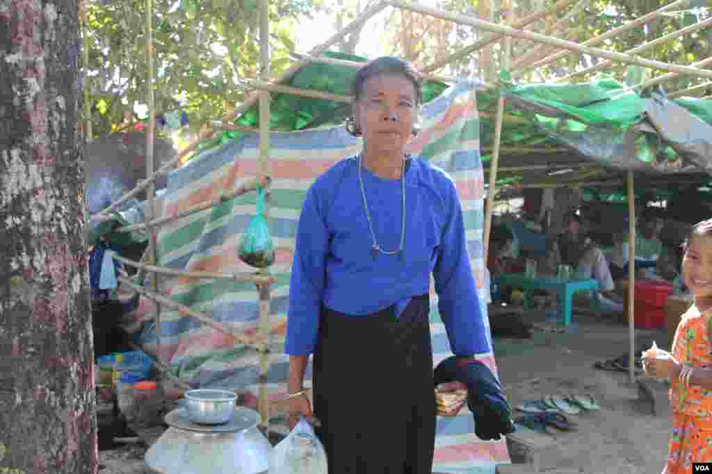  ဝါးတောင် စစ်ရှောင်စခန်းရှိ မြိုတိုင်းရင်းသူ သက်ကြီး ဒုက္ခသည်တဦး။