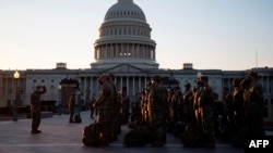 2021年1月12日美國國民警衛隊到達華盛頓特區的美國國會大廈。