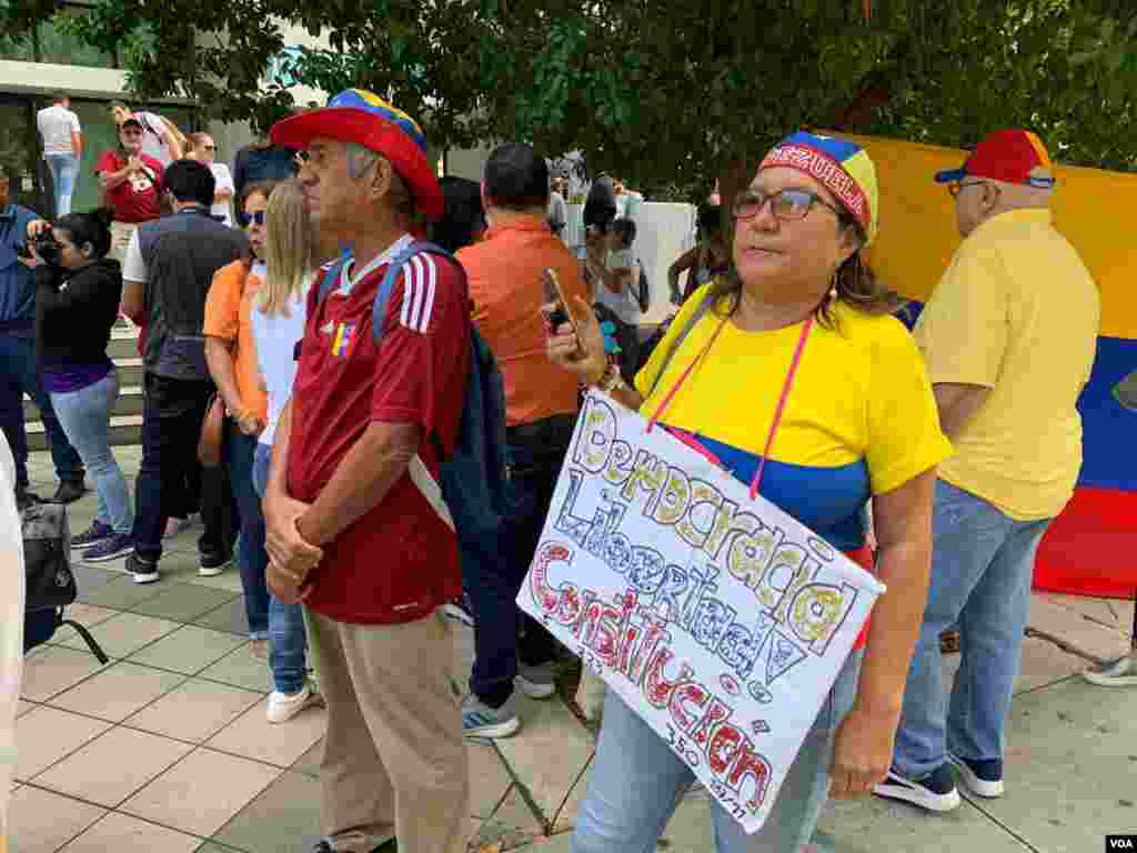 Manifestantes contra el gobierno en disputa de Venezuela protestaron en Miami, EE.UU. Foto: Alonso Castillo / VOA.