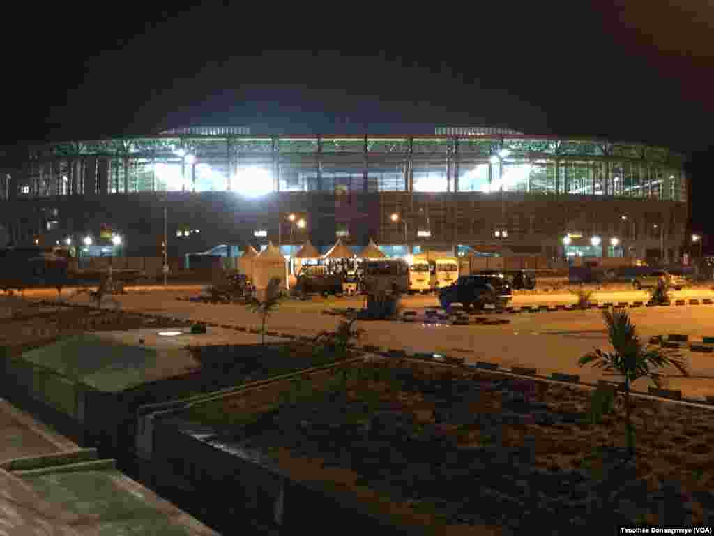 Au stade de Port-Gentil, avant les matchs du groupe D, au Gabon, le 17 janvier 2017. (VOA/ Timothée Donangmaye)