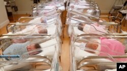 Emma, Olivia y Ava estuvieron entre los nombres más populares para bebés en 2017. Entre los varones los nombres estuvieron Liam, Noah y William, informó la Administración de Seguridad Social de EE.UU. 