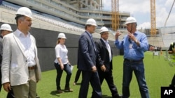 El secretario general de la FIFA, junto al jugador Rnaldo, seleccionaron los partidos entre jóvenes de varios países del mundo.