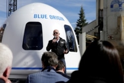 El fundador de Amazon, Jeff Bezos, presenta un prototipo de la cápsula del cohete New Shepard en Colorado Springs, Colorado, el 5 de abril de 2017.