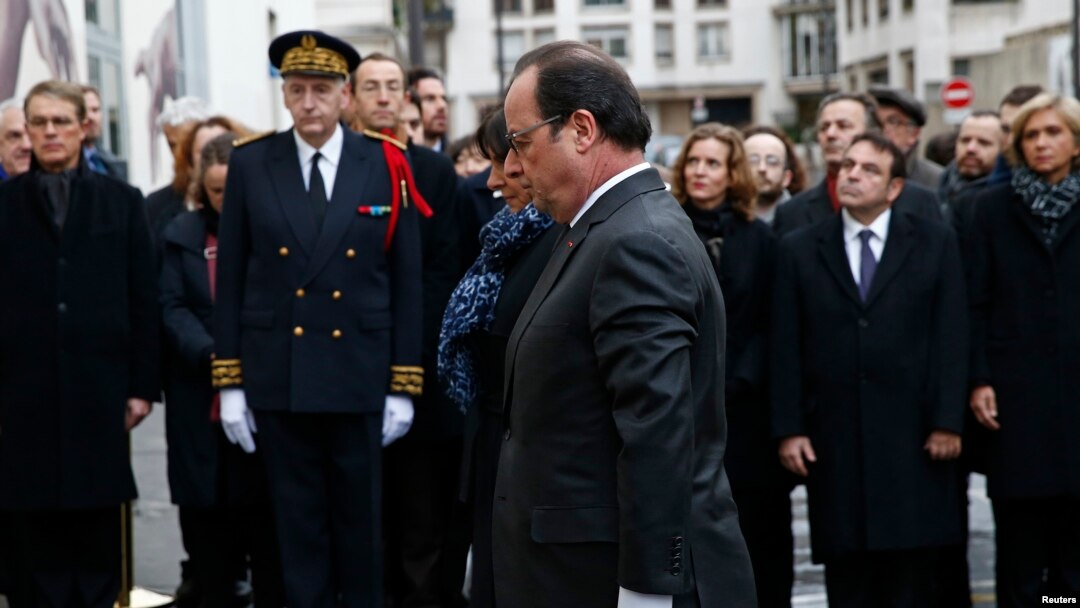 Presiden Perancis Francois Hollande (tengah) dan Walikota Paris Anne Hidalgo menghadiri acara pembukaan tabir prasasti untuk menghormati korban serangan pada bulan Januari tahun lalu di luar bekas kantor koran satir mingguan Perancis Charlie Hebdo.
