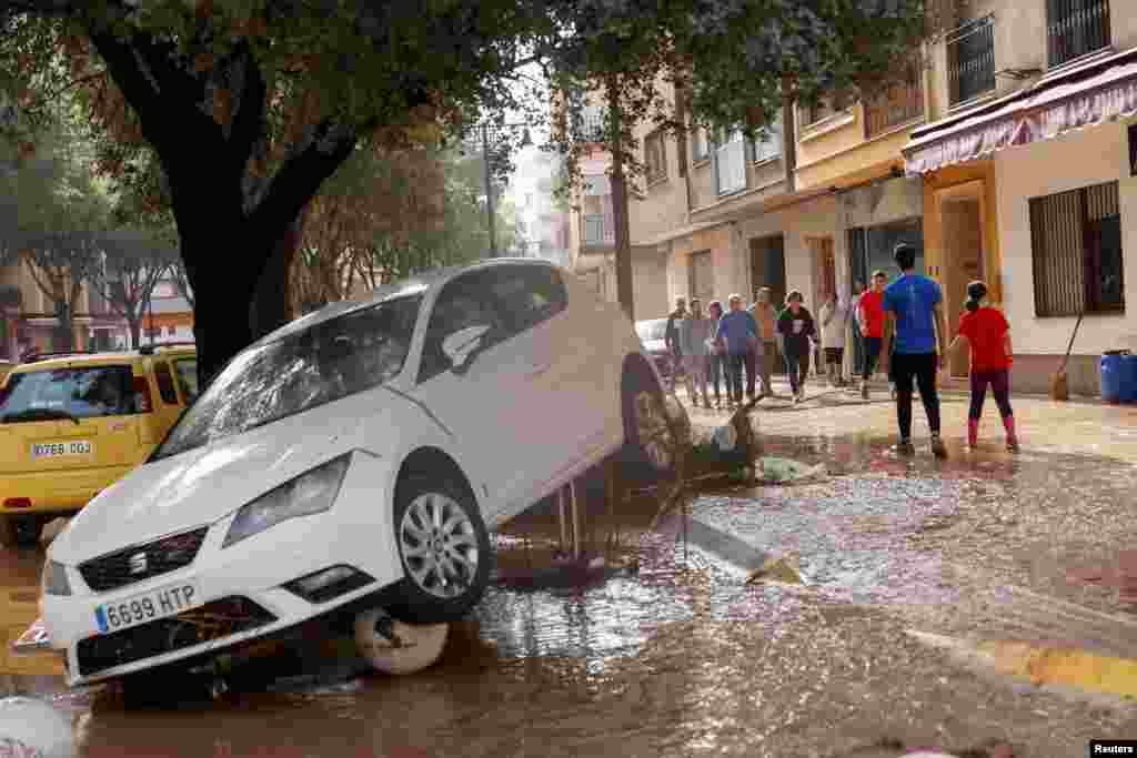 Equipos de rescate trabajan día y noche para rescatar a las personas que continúan atrapadas por las fuertes inundaciones en Valencia, España. Utilizando botes, lograron salvar de las aguas a varios ciudadanos.