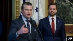 ARCHIVO - Pete Hegseth habla después de ser juramentado como Secretario de Defensa por el vicepresidente JD Vance en la Sala del Tratado Indio del Edificio de la Oficina Ejecutiva Eisenhower en el campus de la Casa Blanca en Washington, el 25 de enero de 2025.