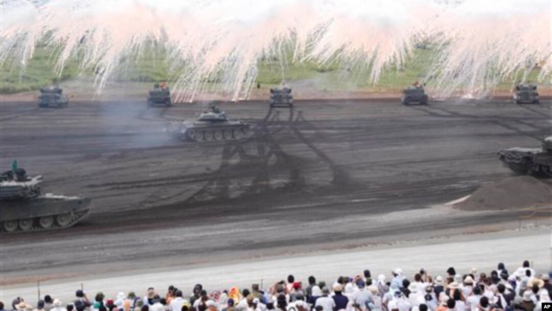 Tank milik Pasukan Darat Bela Diri Jepang mengepulkan asap dalam latihan menembak tahunan di wilayah Higashi Fuji, Gotemba, barat daya Tokyo, Selasa, 20 Agustus, 2013. (AP Photo / Koji Sasahara)