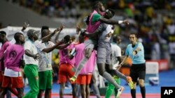 Le gardien de la Guinée-Bissau Jonas Mendes, au centre droit, célèbre la victoire de l'équipe contre le Gabon, lors de la CAN 2017, au stade de l'Amitié à Libreville, le 14 janvier 2017.