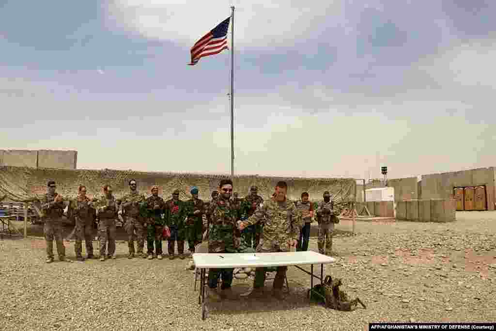 صوبۂ ہلمند میں اڈے کی حوالگی کے موقع پر انتونک کیمپ میں دونوں ممالک کے فوجی موجود ہیں۔