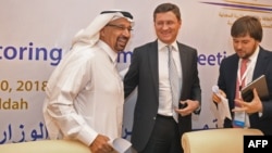 Menteri Energi Arab Saudi, Khaled Faleh (kiri) dalam pertemuan dengan Menteri Energi Rusia Alexander Novak (tengah) di Jeddah April lalu. (foto: dok). 