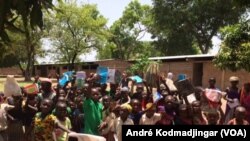 Les élèves de l'école communautaire du camp de Gondjé à la sortie du cour à Goré, au Tchad, le 28 avril 2017. (VOA/André Kodmadjingar)