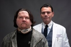 جو دی‌میو همراه با پزشک خود دکتر ادواردو رادریگِز، جراح پلاستیک و رئیس بخش پیوند صورت مرکز پزشکی لنگون دانشگاه نیویورک - ۲۵ ژانویه ۲۰۲۱