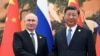 資料照片：2023 年10月18日，俄羅斯總統弗拉基米爾·普京在中國北京舉行的“一帶一路”論壇上與中國國家主席習近平握手。