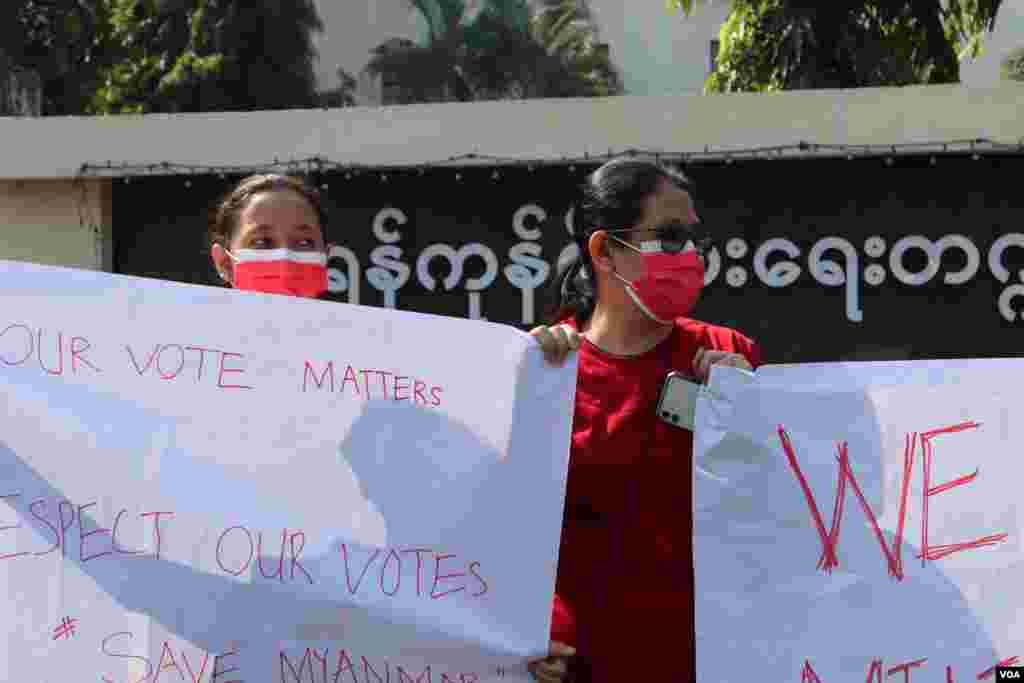 စစ်အာဏာသိမ်းမှုကို ဆန့်ကျင်တဲ့ ဆန္ဒပြပွဲ မြင်ကွင်းကို ရန်ကုန်မြို့မှာတွေ့ရ။ (ဖေဖော်ဝါရီ ၅၊ ၂၀၂၁)