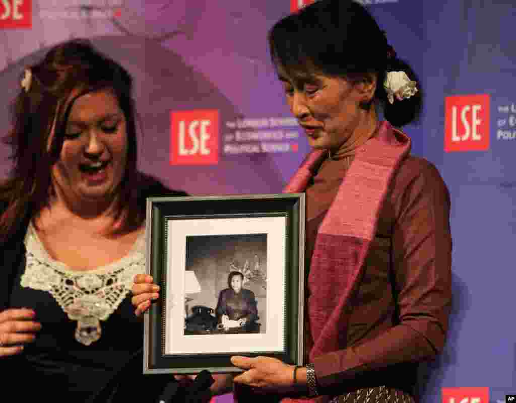 Burma&#39;s political leader is given a picture of her father for her birthday at The London School of Economics and Political Science in London, June, 19, 2012.