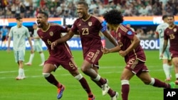 El delantero venezolano Salomón Rondón celebra con sus compañeros de equipo tras anotar un gol de penalti ante México en la Copa América, este 26 de junio, en California, Estados Unidos. Venezuela avanzó a la siguiente ronda del torneo.