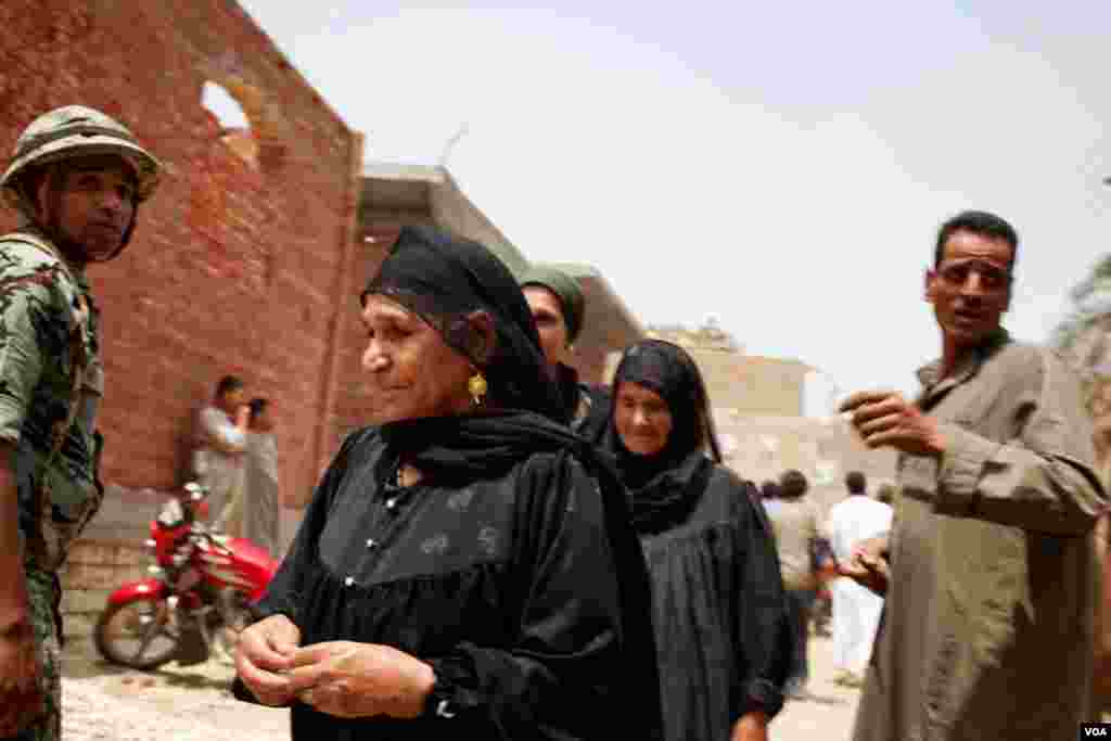 Voters check the registration lists on the second day of balloting. (Y. Weeks/VOA)