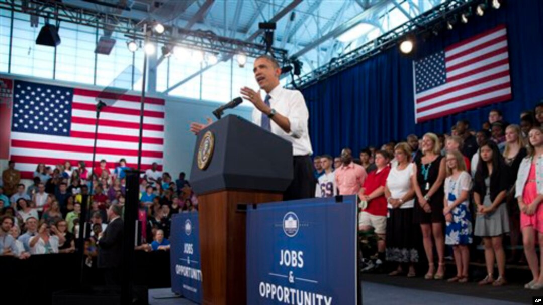Presiden AS Barack Obama berpidato di Sekolah Menengah Pertama Mooresville di Mooresville, North Carolina (6/6) dalam bagian "Tur Pekerjaan dan Kesempatan untuk Kelas Menengah". (AP/Evan Vucci)