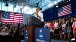 Presiden AS Barack Obama berpidato di Sekolah Menengah Pertama Mooresville di Mooresville, North Carolina (6/6) dalam bagian "Tur Pekerjaan dan Kesempatan untuk Kelas Menengah". (AP/Evan Vucci)