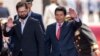 El presidente de Chile, Gabriel Boric, a la izquierda, y el presidente de Perú, Pedro Castillo, saludan a los periodistas cuando Castillo llega al palacio presidencial de La Moneda en Santiago, Chile, el martes 29 de noviembre de 2022. 