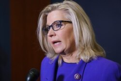 La representante Liz Cheney, republicana por Wyoming, habla con los reporteros después de que los republicanos de la Cámara votaran para destituirla de su puesto de liderazgo como presidenta de la Conferencia Republicana de la Cámara el 14 de mayo de 2021.