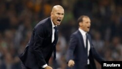 Zinédine Zidane, entraîneur du Real Madrid, à gauche, et son collègue Massimiliano Allegri de la Juventus lors d’un match de la Ligue des champions, le 3 juin 2017