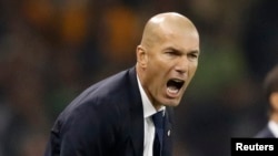 Zinédine Zidane, entraîneur du Real Madrid, vocifère en direction de ses joueurs lors d’un match de la Ligue des champions opposant leurs équipes respectives au stade national des Pays de Galles, 3 juin 2017.