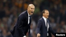 Zinédine Zidane, entraîneur du Real Madrid, à gauche, et son collègue Massimiliano Allegri de la Juventus lors de la finale de la Ligue des champions, Cardiff, le 3 juin 2017.