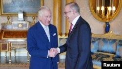 El rey Carlos III de Inglaterra (izquierda), recibe al primer ministro de Australia, Anthony Albanese durante una audiencia en el Palacio de Buckingham, en Londres, Gran Bretaña, el 2 de mayo de 2023. 