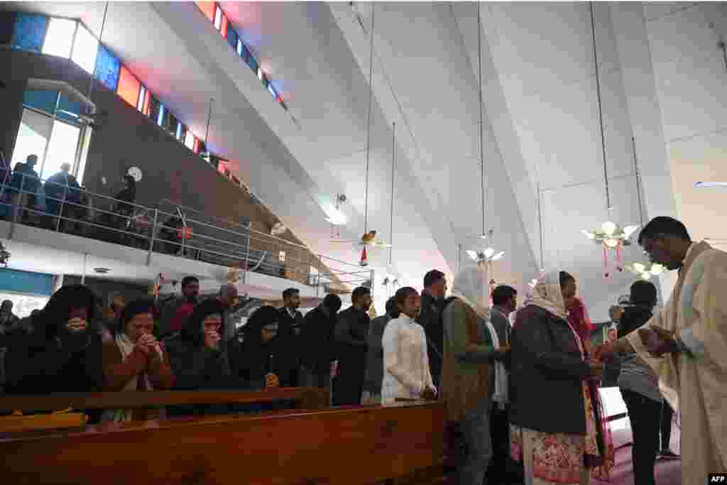 دنیا بھر کی طرح پاکستان میں بھی کرسمس جوش و خروش کے ساتھ منایا گیا۔ اسلام آباد میں واقع فاطمہ چرچ کا ایک منظر زیر نظر تصویر میں نمایاں ہے۔&nbsp; &nbsp;