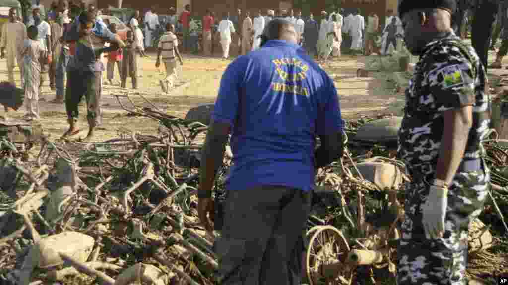 La police nigeriane inspecte le lieu d&#39;une explosion&nbsp;à Kano, au Nigeria, samedi 29 novembre, 2014. &nbsp;