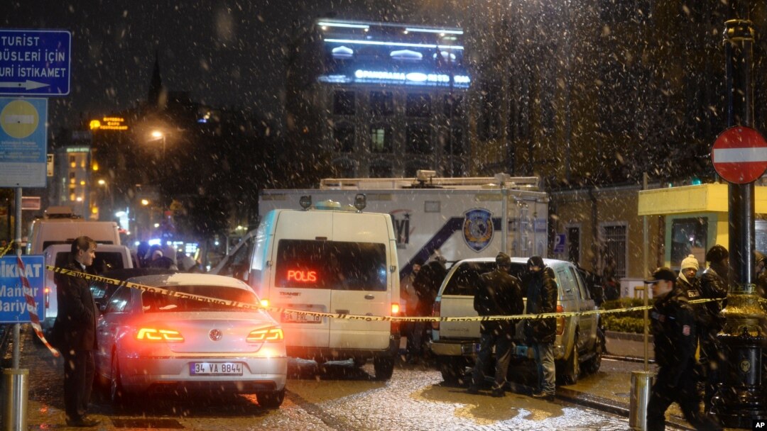 Petugas keamanan di luar kantor polisi yang terkena serangan bom bunuh diri di Istanbul. (Foto: Dok)