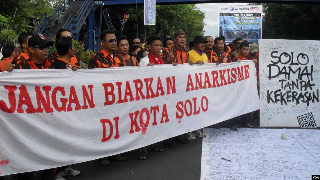 Warga Solo menggelar aksi damai (6/5). Enam orang terluka dalam bentrokan ormas keagamaan dan warga Solo selama dua hari pekan ini.